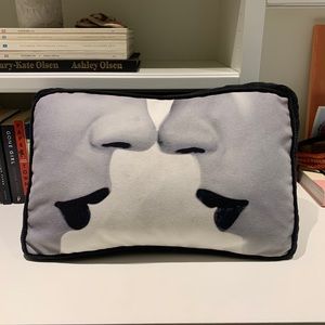 LISA PEARL Lips Pillow